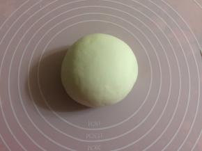 把面粉、水、酵母混合，揉成不粘手的光滑的面团。这里是200克的面粉，做小白云馒头只用了其中40克。