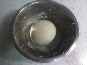 盖上保鲜膜发酵30分钟。