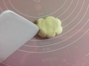 用刮面板在面团周围往里切进几个小口，整出云朵的样子。