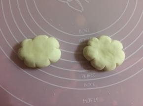 两朵分别做好造型。然后二次发酵25分钟，冷水下锅蒸15分钟，关火后虚蒸5分钟，出锅