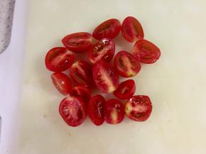 把圣女果对半切。