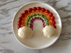把蒸好的白云馒头放在彩虹的两端。