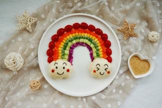 用海苔剪出白云的表情，用番茄酱点出腮红。