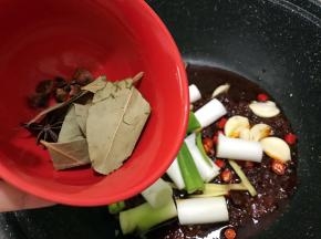 加入八角，桂皮，香叶