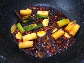 再开小火翻炒到浓汤宝融化