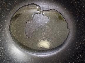 冷锅冷油放入两勺白糖（我习惯用白糖炒糖色）