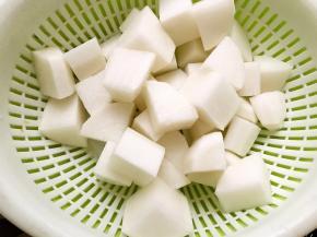 白萝卜去皮洗净切块