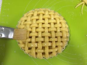 边缘与派盘边按紧，刷上薄薄的蛋液