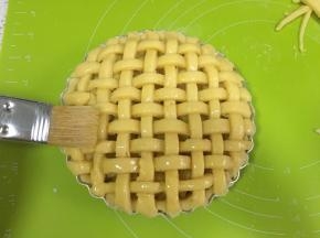 边缘与派盘边按紧，刷上薄薄的蛋液