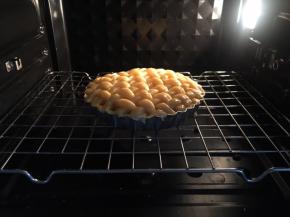 烤箱提前预热180度，上下火，放入派进行烤制25分钟