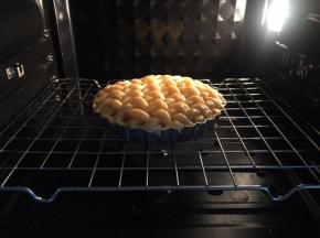 烤箱提前预热180度，上下火，放入派进行烤制25分钟