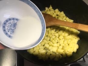 翻炒到苹果丁出水，水收干，把玉米淀粉用适量清水搅拌化开，倒入锅内，快速翻炒