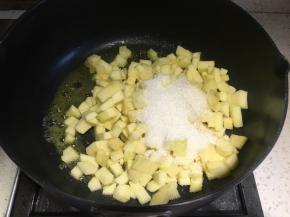 倒入苹果丁、细砂糖，翻炒