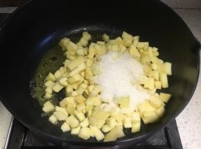 倒入苹果丁、细砂糖，翻炒