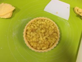 倒入苹果馅料，铺平