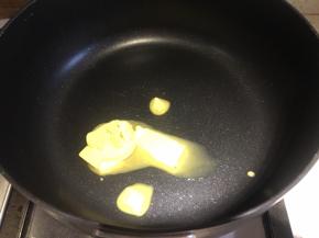 不粘锅内加入黄油，开小火黄油融化