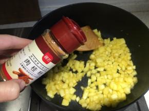 最后加入适量肉桂粉，翻炒均匀