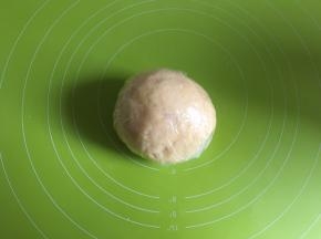 加入一个蛋黄和清水，揉成团，不要过度揉，成团即可，包上保鲜膜，放冰箱冷藏半小时