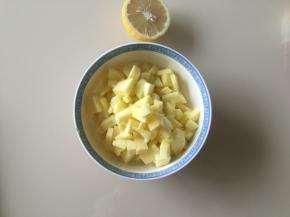 冷藏面团的时候做馅：苹果去皮切丁