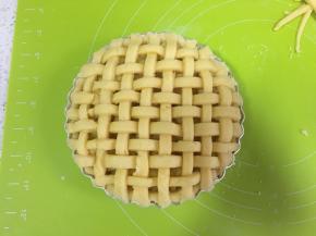 把剩余的面团擀成薄皮，切成条状，编织成一上一下的网状