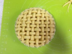 把剩余的面团擀成薄皮，切成条状，编织成一上一下的网状