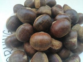 在市场购买的板栗商家已划好口。