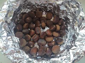 把板栗倒入砂锅内。