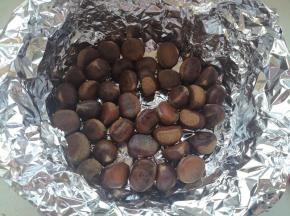 把板栗倒入砂锅内。