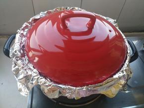 盖盖中小火烤制（中间注意多摇晃几次锅，防止一面烤糊）。