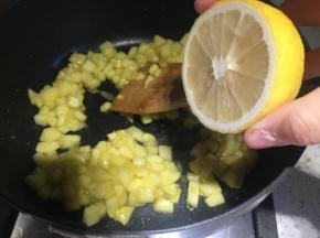 挤入一半个的柠檬汁