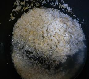 大米和小米一起淘洗干净，浸泡半小时。