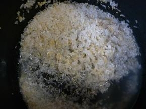 大米和小米一起淘洗干净，浸泡半小时。
