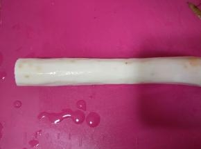 山药洗干净去皮。