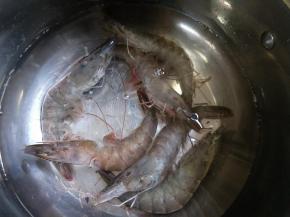 白对虾冷水解冻洗干净，去头尾、去壳和虾肠。