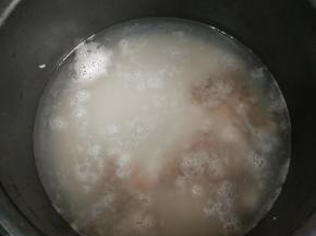 电高压锅内放适量清水，加入大米、小米，放入山药块和虾仁，启动煮粥程序。