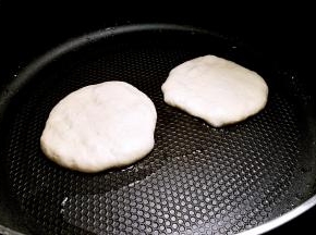 直接按扁进煎锅中，开始小火加热锅底在断火，利用锅底的温热发酵10分钟。