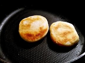 在开启小火烙至两面成金黄色就可以断火。