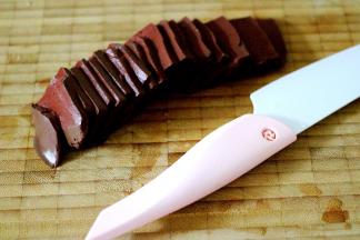 猪血洗净后用刀切成薄片