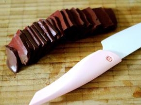 猪血洗净后用刀切成薄片