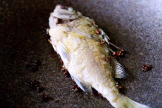 两面煎至金黄色即可关火