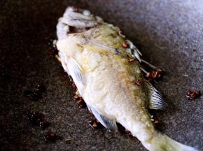 两面煎至金黄色即可关火