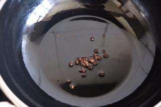 锅中油烧热，花椒油炸出花椒味之后去除花椒