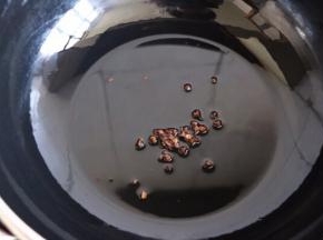 锅中油烧热，花椒油炸出花椒味之后去除花椒