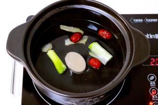 葱切段、姜切片放入锅中