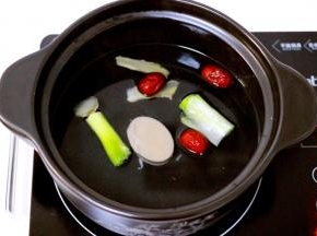 葱切段、姜切片放入锅中