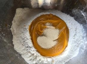 取300g面粉加180g南瓜泥和3g酵母