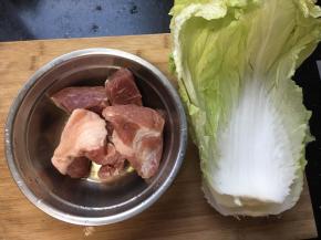 准备好肉和白菜