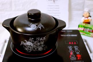 盖上锅盖大火煮沸后转小火继续炖煮20分钟
