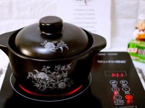 盖上锅盖大火煮沸后转小火继续炖煮20分钟