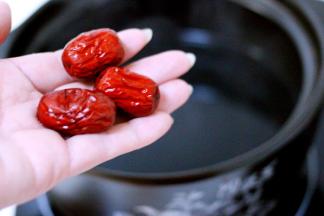 砂锅中倒入适量清水、放入洗净的红枣